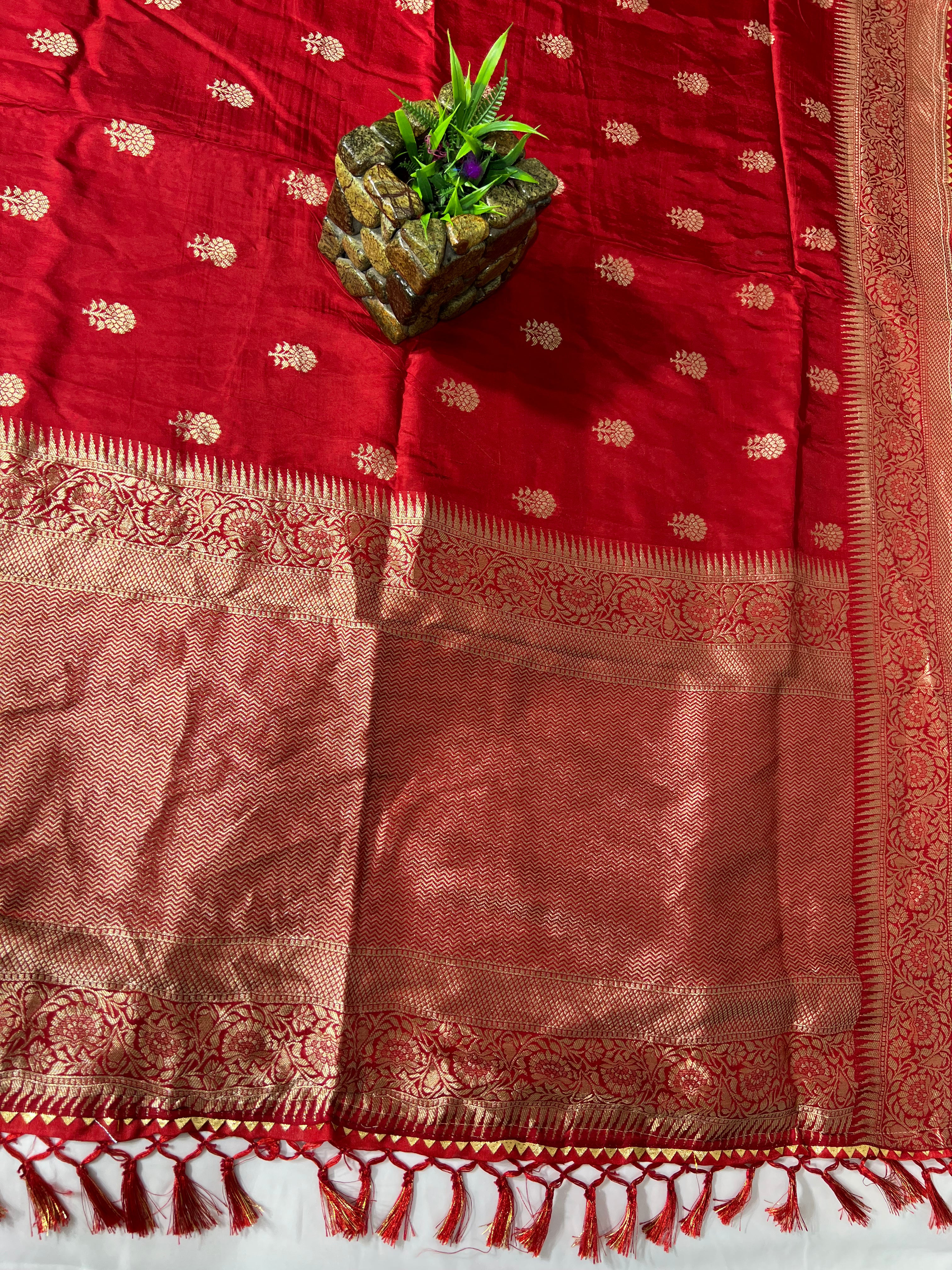 Red Small Buti Pure Viscose Dola Floral Print Saree with Rich Pallu and Resham V Wing - Anita Jain Fashions